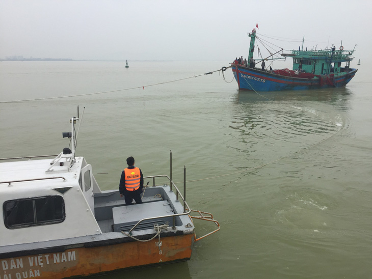 Cứu 16 ngư dân Bình Định trên tàu cá gặp nạn - Ảnh 1.