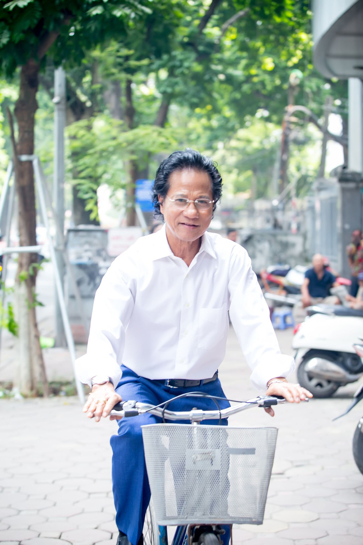 Xem ảnh Chế Linh đạp xe, uống trà vỉa hè trong tiết thu Hà Nội - Ảnh 5.
