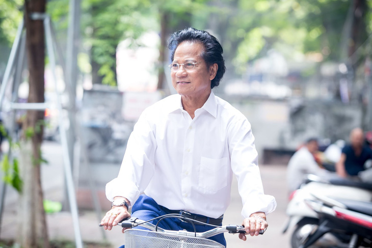 Xem ảnh Chế Linh đạp xe, uống trà vỉa hè trong tiết thu Hà Nội - Ảnh 6.