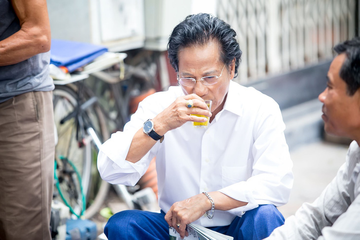 Xem ảnh Chế Linh đạp xe, uống trà vỉa hè trong tiết thu Hà Nội - Ảnh 3.