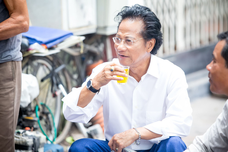 Xem ảnh Chế Linh đạp xe, uống trà vỉa hè trong tiết thu Hà Nội - Ảnh 7.