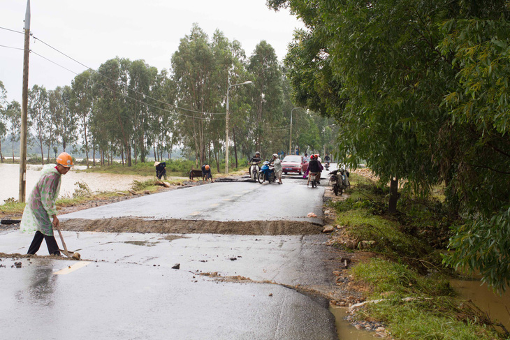 Sau lũ, nhiều tuyến đường ở Quảng Nam sạt lở nặng - Ảnh 7.