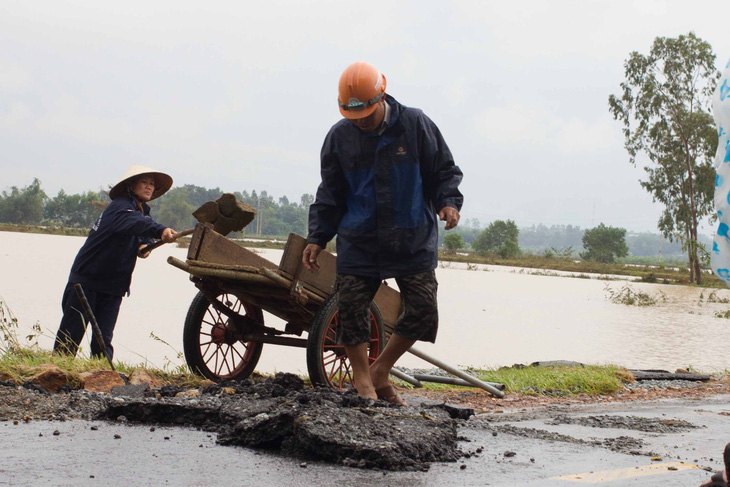 Sau lũ, nhiều tuyến đường ở Quảng Nam sạt lở nặng - Ảnh 5.