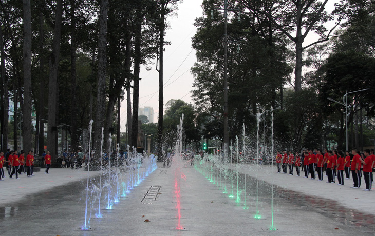 Công viên Văn Lang trở thành quảng trường nhạc nước - Ảnh 3.