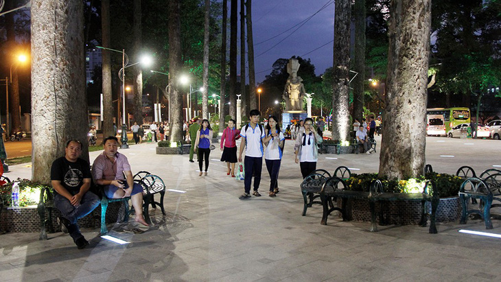 Công viên Văn Lang lung linh trong đêm khánh thành - Ảnh 1.