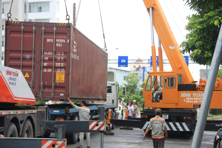 Đà Nẵng: Xe container mất lái, rơi thùng giữa đường - Ảnh 2.