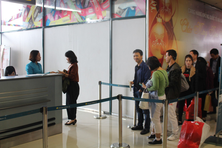 Hành khách đánh giá cao thái độ nhân viên sân bay Tân Sơn Nhất - Ảnh 1.