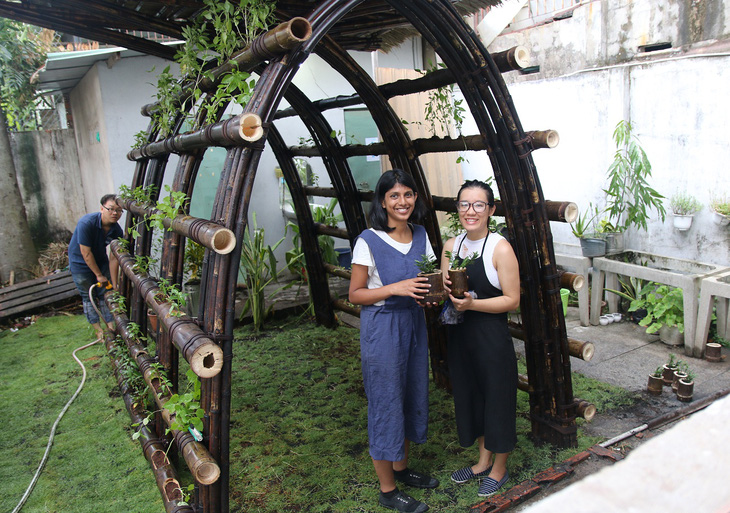 Nhà rau bằng tre và cỏ tranh giữa Sài Gòn của cô gái Ấn - Ảnh 1.
