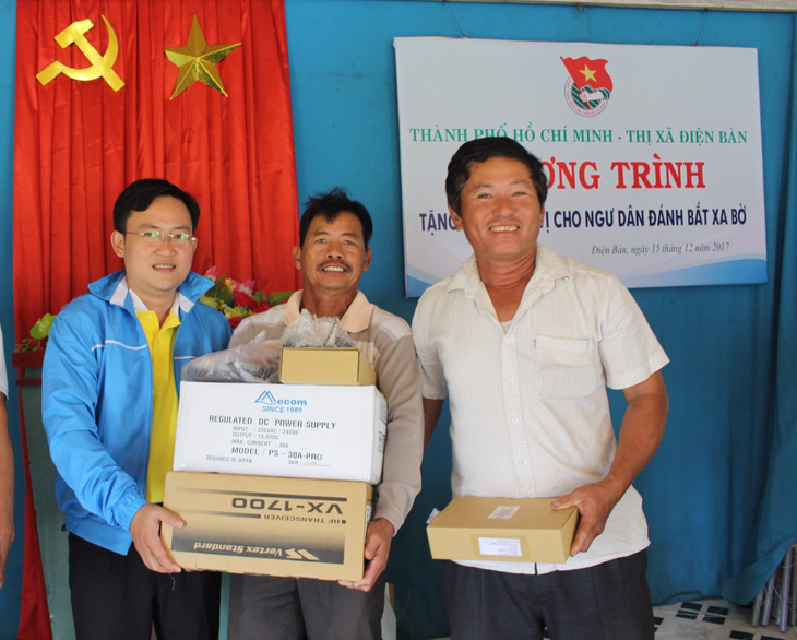Thành đoàn TP.HCM tặng máy định vị cho ngư dân Quảng Nam - Ảnh 1.