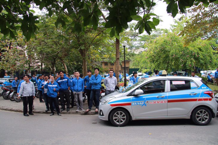 Hàng trăm tài xế taxi Ba Sao đình công - Ảnh 1.