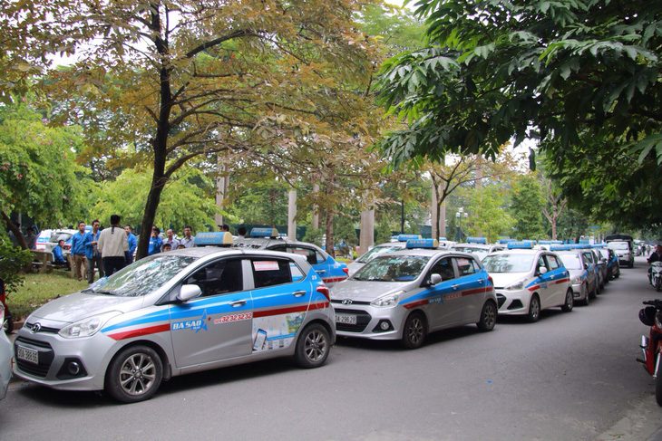 Hàng trăm tài xế taxi Ba Sao đình công - Ảnh 3.