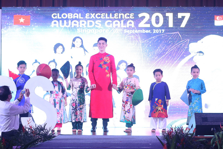 Hoàng tử Malaysia trao cúp vinh danh cho đạo diễn thời trang Việt Nam - Ảnh 1.