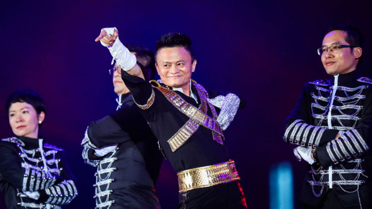 Jack Ma hóa Michael Jackson, ảo thuật như David Copperfield - Ảnh 2.