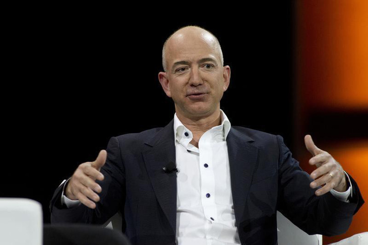 Tài sản Jeff Bezos vượt 100 tỉ USD nhờ Black Friday - Ảnh 1.