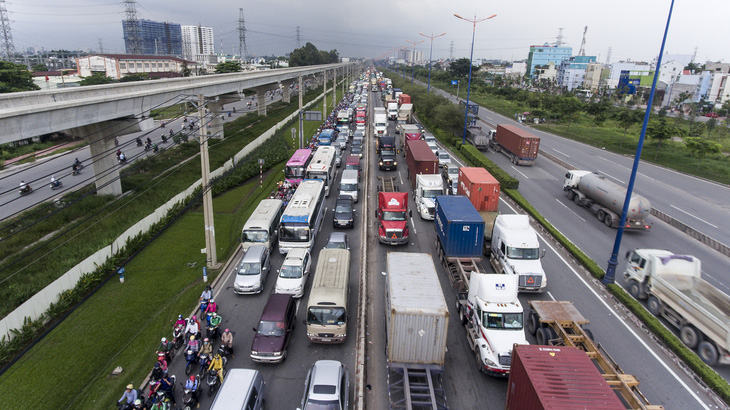 Hàng trăm xe kẹt dài trên xa lộ Hà Nội - Ảnh 4.