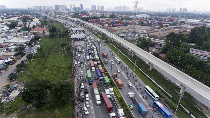 Hàng trăm xe kẹt dài trên xa lộ Hà Nội - Ảnh 3.