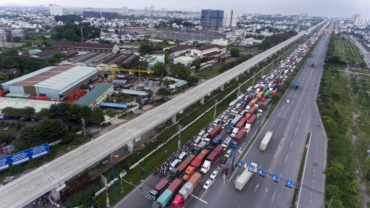 Hàng trăm xe kẹt dài trên xa lộ Hà Nội - Ảnh 2.