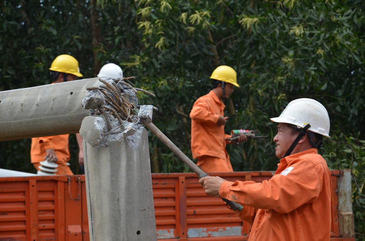 Điện lực Quảng Ngãi vừa sửa điện, vừa cứu trợ dân vùng lũ - Ảnh 2.
