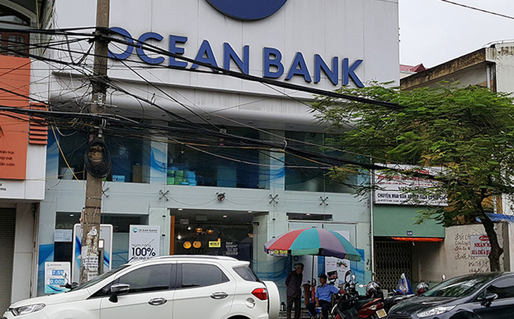 OceanBank Hải Phòng chỉ biết trấn an khách hàng gửi tiền mà không rút được - Ảnh 1.