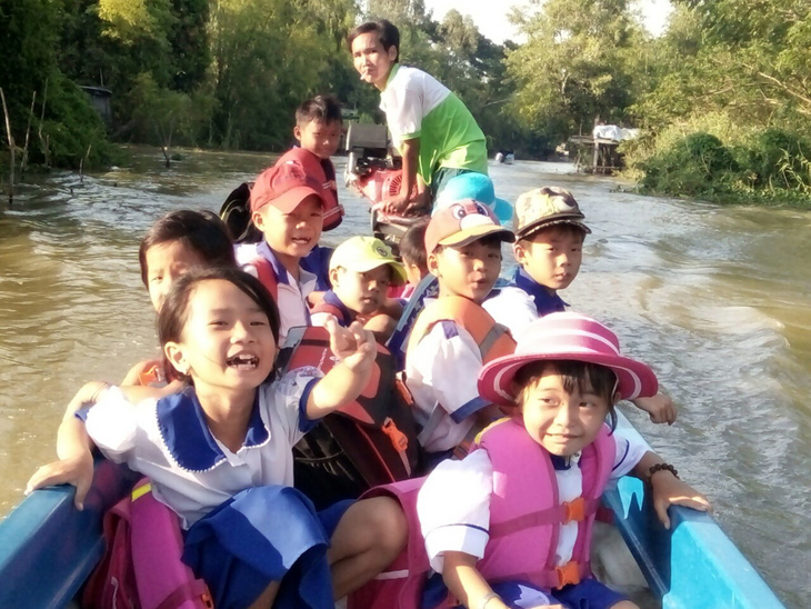 Những đứa trẻ Việt ở Campuchia vượt lũ đến trường - Ảnh 1.
