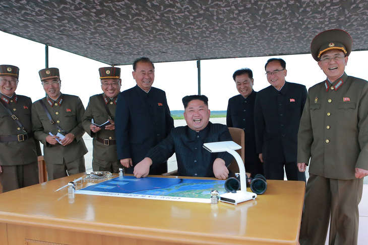 Triều Tiên lại bắn thử tên lửa liên lục địa xuống Biển Nhật Bản - Ảnh 4.