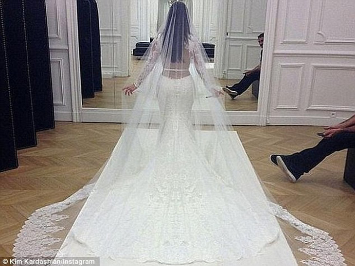Ngắm lại những chiếc váy cưới nổi tiếng nhất thế giới - Ảnh 17.