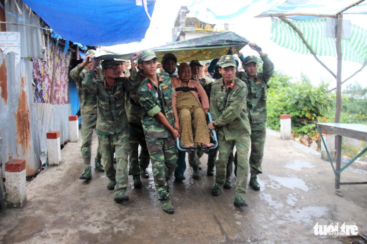 Bộ đội dầm mưa đưa cụ già liều chết ở nhà đi sơ tán - Ảnh 1.