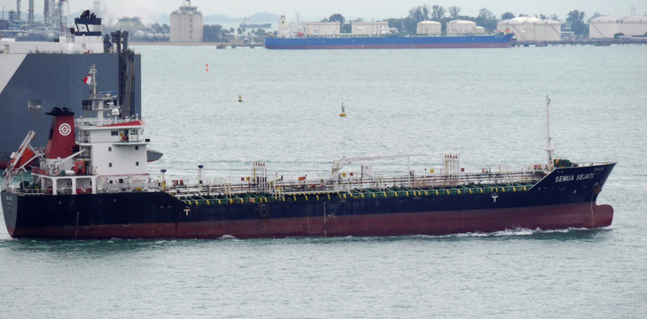 Bắt thêm tàu nghi chở dầu cho Triều Tiên - Ảnh 1.