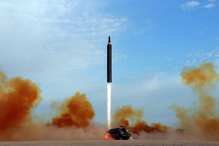 Triều Tiên lại bắn thử tên lửa liên lục địa xuống Biển Nhật Bản - Ảnh 1.