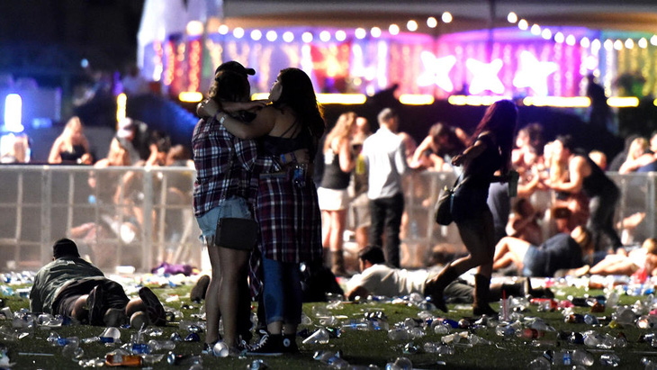 Nghệ sĩ hủy sô để tưởng niệm nạn nhân vụ thảm sát Las Vegas - Ảnh 2.