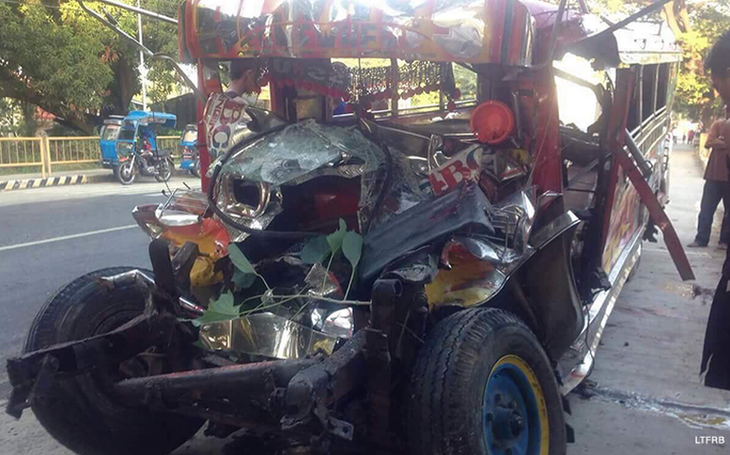 Xe khách đấu đầu xe buýt ở Philippines, 20 người chết - Ảnh 1.
