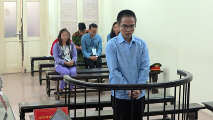 Kẻ xâm hại 6 bé gái tại trường tiểu học Hà Nội lãnh 4 năm tù - Ảnh 1.
