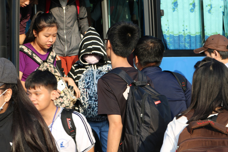 Sinh viên lo lắng vì móc túi hoành hành trên xe buýt - Ảnh 1.