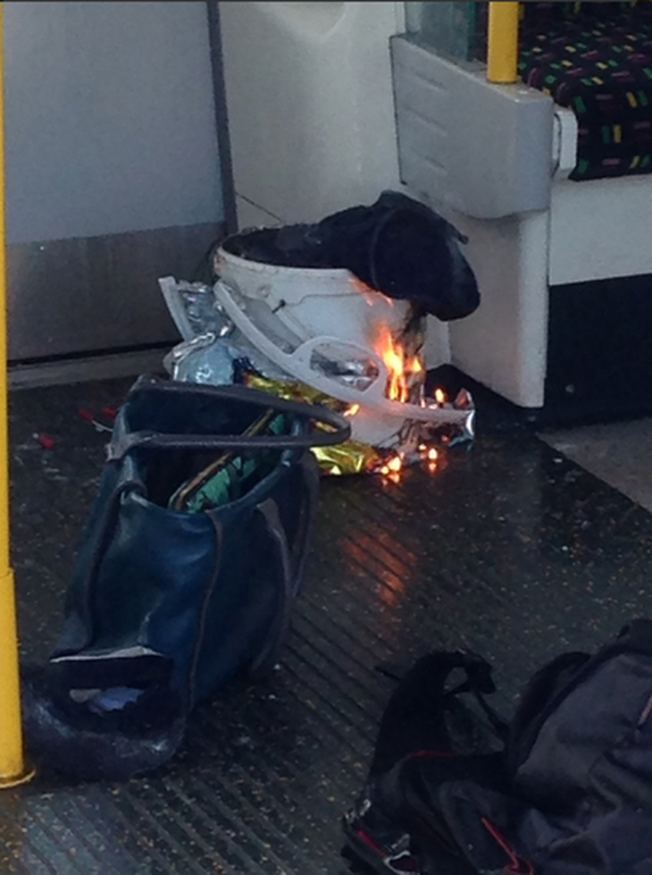 Khủng bố trên tàu điện ngầm ở London, may mắn bom chưa kịp nổ - Ảnh 2.