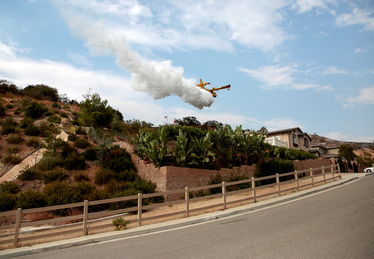 Los Angeles đối phó với trận cháy rừng lịch sử - Ảnh 2.