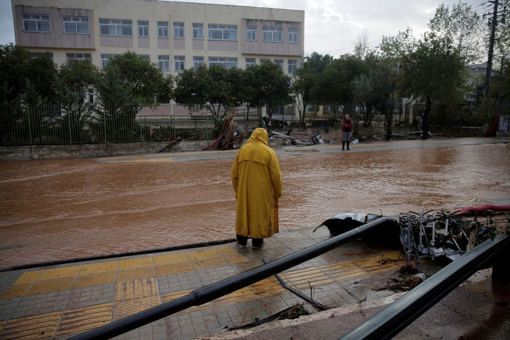 Ngập lụt nghiêm trọng ở ngoại ô thủ đô Hi Lạp - Ảnh 4.