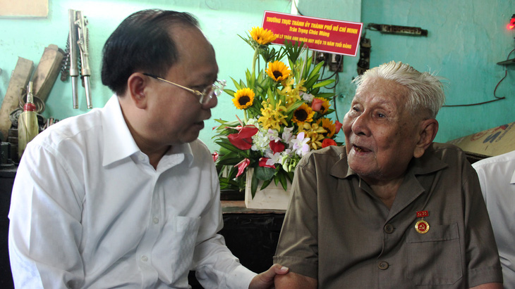 Trao huy hiệu 70 năm tuổi Đảng nhân ngày Quốc khánh - Ảnh 2.