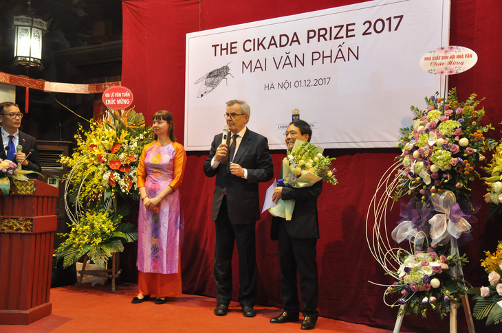 Nhà thơ Mai Văn Phấn nhận giải thưởng Cikada Thụy Điển 2017