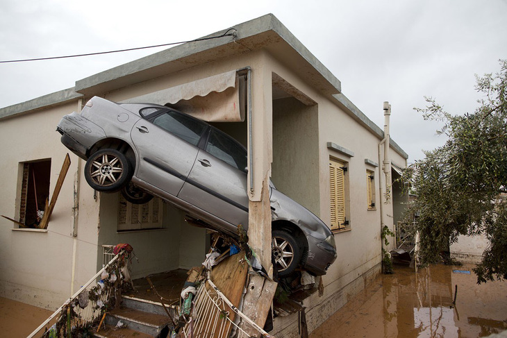 Thế giới trong tuần qua ảnh: Động đất ở Iran, lũ lụt ở Hy Lạp - Ảnh 2.