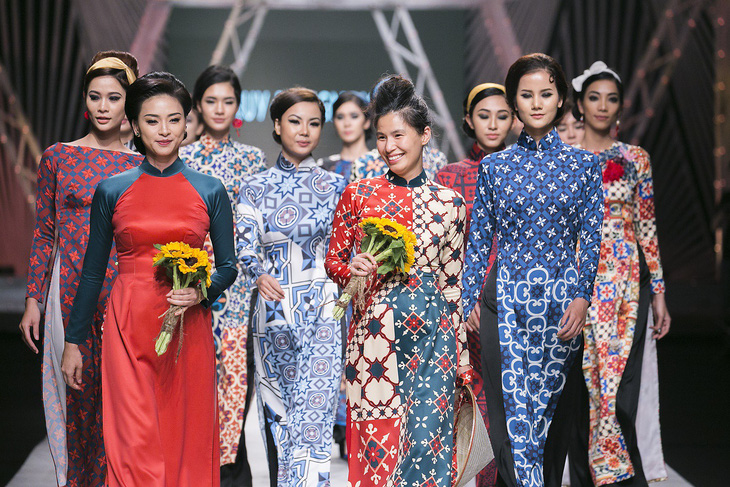 Ngô Thanh Vân đưa thời trang Cô Ba Sài Gòn lên sàn catwalk  - Ảnh 3.