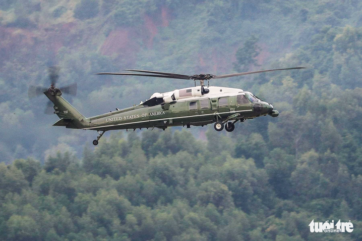 Cận cảnh trực thăng Marine One thử sức ở Đà Nẵng - Ảnh 1.
