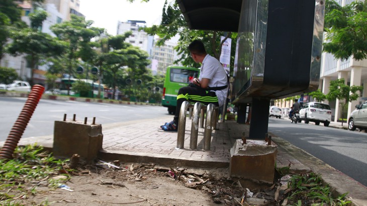 Cọc sắt trụ đèn bẫy người đi đường - Ảnh 2.