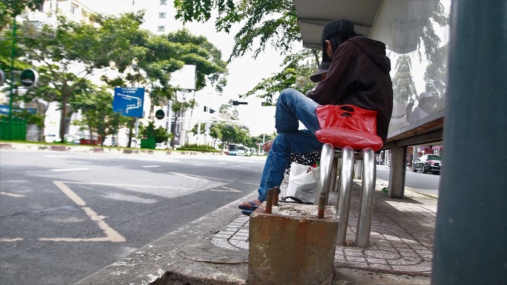 Cọc sắt trụ đèn bẫy người đi đường - Ảnh 1.