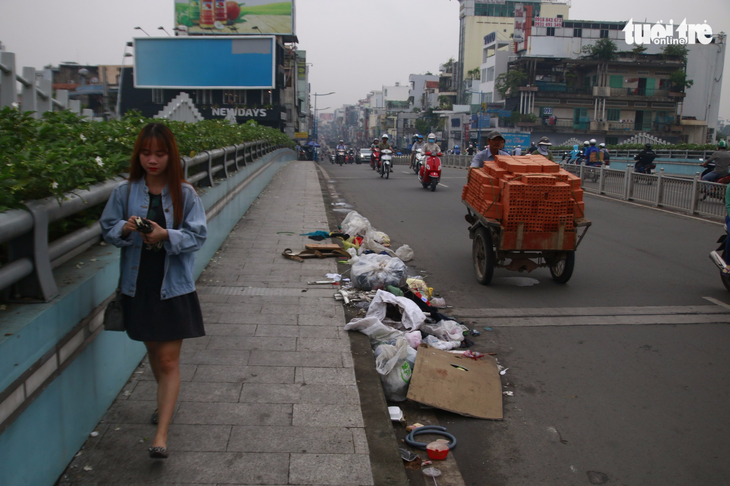 Rác chất đống vừa hôi vừa xấu, cầu Kiệu kêu cứu! - Ảnh 1.