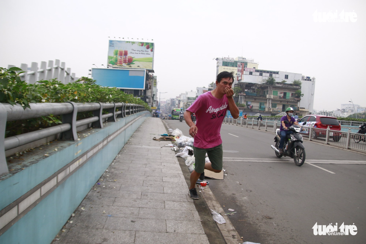 Rác chất đống vừa hôi vừa xấu, cầu Kiệu kêu cứu! - Ảnh 3.