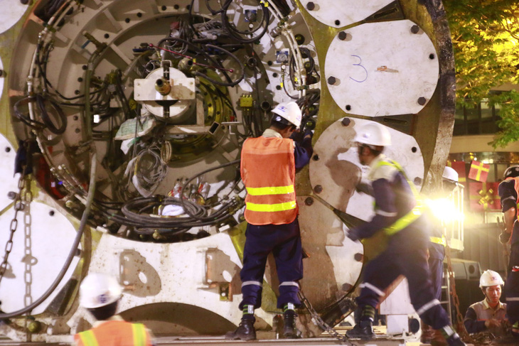 Di chuyển robot TBM để khoan hầm metro phía tây - Ảnh 3.