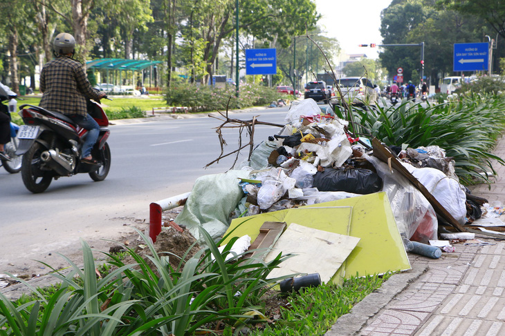 Rác đầy cửa ngõ sân bay Tân Sơn Nhất - Ảnh 3.