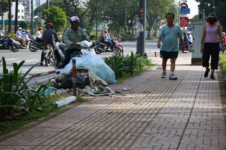 Rác đầy cửa ngõ sân bay Tân Sơn Nhất - Ảnh 4.