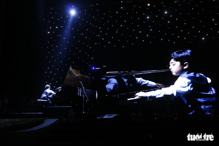Người Huế đội mưa lạnh xem thần đồng piano Evan Le biểu diễn - Ảnh 2.