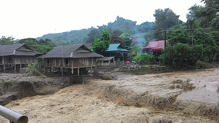 Sơn La: Lũ vẫn chia cắt, cô lập huyện Phù Yên - Ảnh 4.